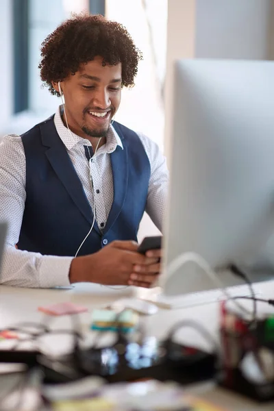 Fiatal Elégedett Afro Amerikai Sms Ezés Mobiltelefonnal Munkahelyi Irodában Fülhallgatóval — Stock Fotó