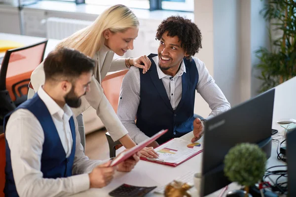 Colegas Mostrando Plan Informe Datos Estadísticas Contenido Papel Una Mujer — Foto de Stock