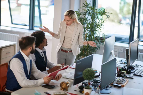 Insatisfecho Rubia Caucásica Mujer Jefe Preguntándose Explicando Haciendo Preguntas Dos — Foto de Stock