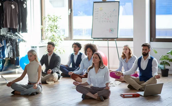 Grupo Colegas Negócios Meditando Trabalho Sentado Chão Moderno Conceito Negócios — Fotografia de Stock