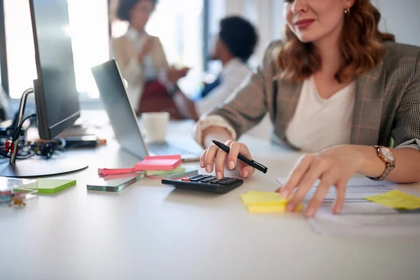 Junge Weibliche Kontoverwalterin Mit Taschenrechner Mit Lächeln Freude Zufriedenheit Mit — Stockfoto