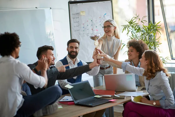 Concepto Trabajo Equipo Negocios Unidad Grupo Colegas Que Sostienen Copa — Foto de Stock