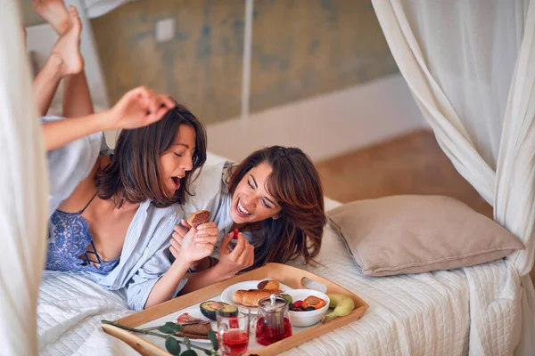 Yatakta Eğlenceli Bir Sabah Komik Eşcinsel Kadın Sabah Kahvaltısında Eğleniyor — Stok fotoğraf