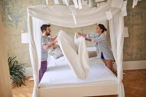 カップル作るベッド 魅力的な若いカップルで愛作るベッド一緒に — ストック写真
