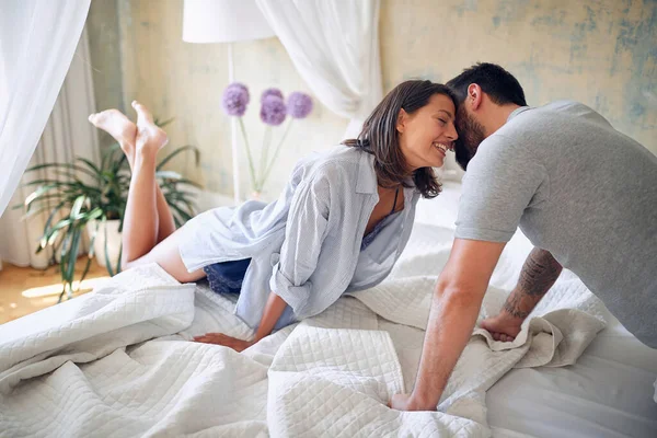 Gelukkig Vrouw Kus Man Genieten Intiem Moment Ochtend Bed — Stockfoto