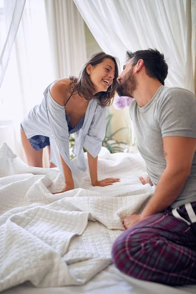 Çekici Gülümseyen Çift Yatak Odasında Samimi Anlar Paylaşıyor — Stok fotoğraf