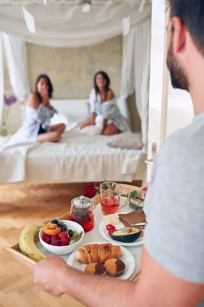 ゲイカップル女の子でベッドで一緒に朝食を持っている — ストック写真