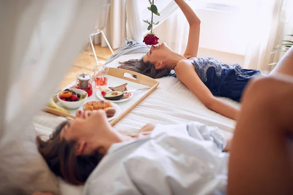 Romantic Happy Lesbian Bed Rose — Stock Photo, Image