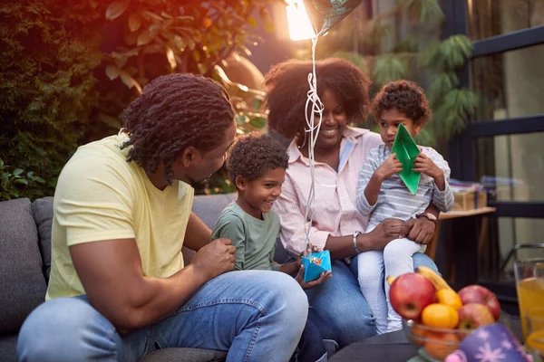 Familia Afroamericana Disfrutando Juntos Jugando Hablando Sonriendo Divirtiéndose Familia Unidad —  Fotos de Stock