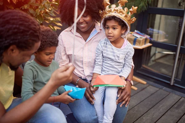 Afroamerikanische Familien Reden Lächeln Spielen Zusammen Haben Spaß Familie Miteinander — Stockfoto