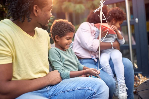 Afrikanische Familien Verbringen Zeit Miteinander Reden Lächeln Spielen Und Amüsieren — Stockfoto