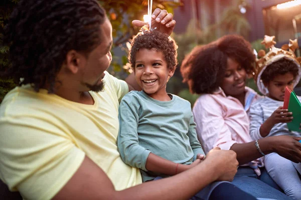 Versammelte Familie Die Zeit Miteinander Verbringt Redet Lächelt Spaß Hat — Stockfoto