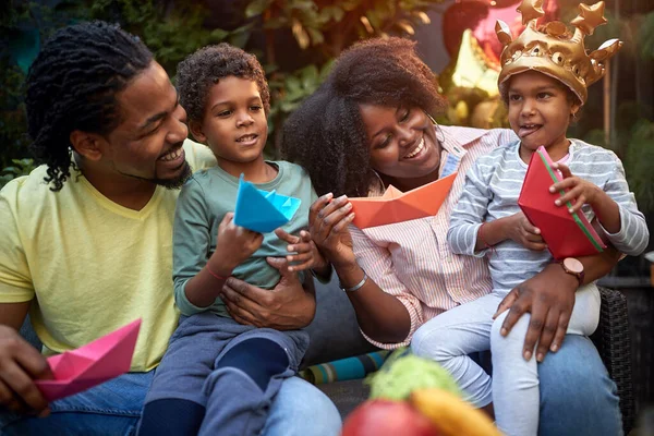 Verzamelde Familie Spelen Samen Met Papieren Boten Praten Lachen Plezier — Stockfoto