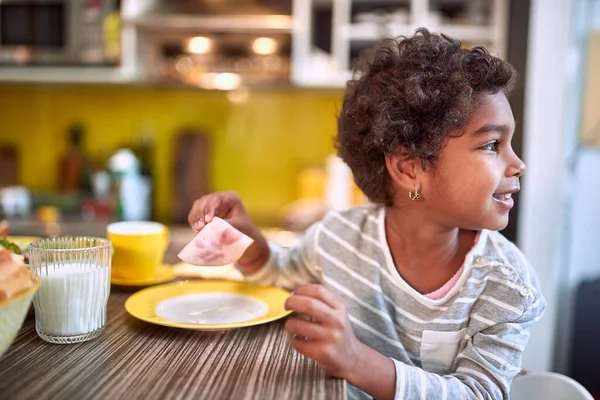 Счастливая Маленькая Африканская Девочка Глядя Вдаль Стола Заканчивая Свой Обед — стоковое фото