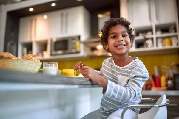 Glad Liten Afrikansk Flicka Som Ler Mot Bordet Och Avslutar — Stockfoto