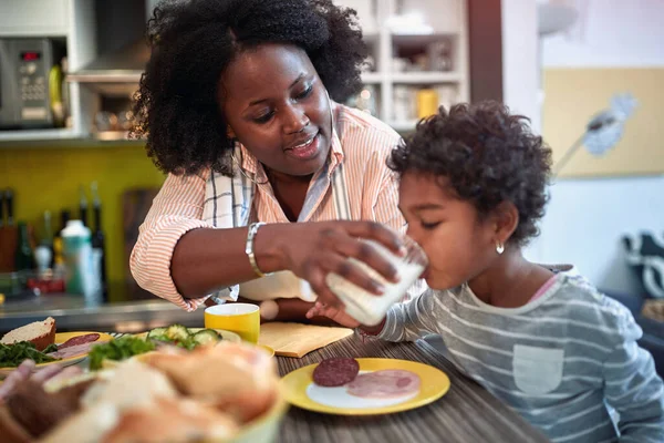 African Ibu Membantu Putrinya Untuk Minum Segelas Susu Sehat Makanan — Stok Foto