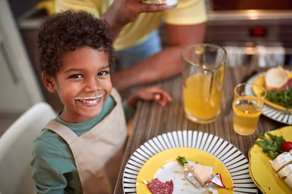 Glückliches Kind Mit Schnurrbart Aus Milch Zum Frühstück Spaß Beim — Stockfoto