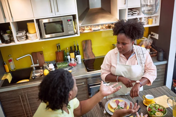 Muda Afro American Pasangan Berdebat Tentang Menjadi Terlambat Saat Makan — Stok Foto