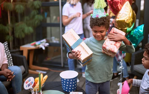Kleiner Junge Mit Geschenken Bei Geburtstagsfeier Mit Lustigem Hut Geburtstagsfeier — Stockfoto
