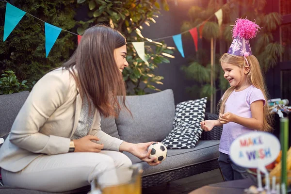 Junge Weibliche Erwachsene Und Kleines Mädchen Spielen Auf Geburtstagsparty — Stockfoto