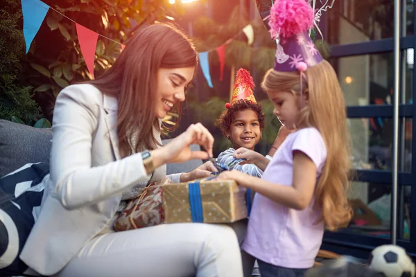 Hermoso Joven Hembra Adulto Apertura Cumpleaños Regalo Con Una Niña — Foto de Stock