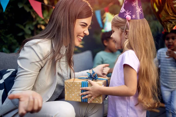 Joven Hembra Adulta Está Punto Abrazar Niña Después Darle Regalo —  Fotos de Stock