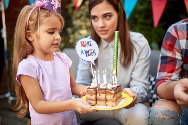 Mooi Klein Meisje Met Plakjes Van Een Verjaardagstaart Met Kaarsen — Stockfoto