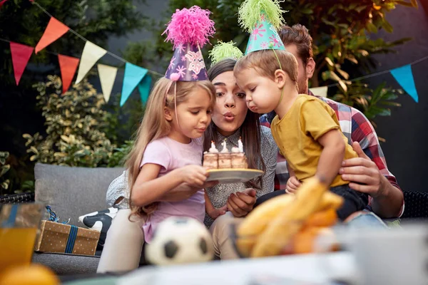 Verzamelde Jonge Familie Blazen Verjaardagskaarsen Bij Elkaar Verjaardag Samenzijn — Stockfoto