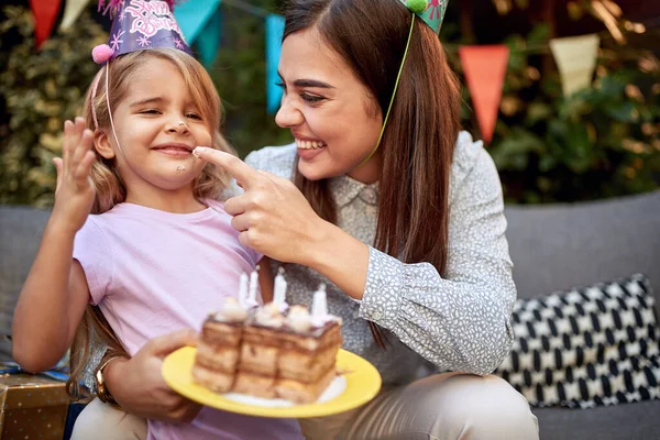 Jovem Adulto Fêmea Colocando Chantilly Bolo Aniversário Nariz Uma Menina — Fotografia de Stock