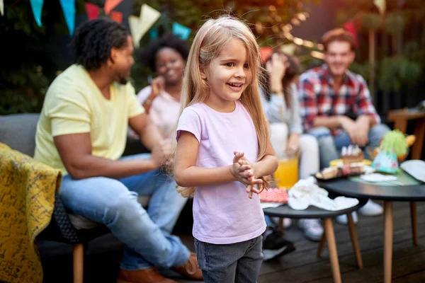 Ritratto Una Bella Bambina Con Capelli Lunghi Biondi Curiosamente Sorridente — Foto Stock