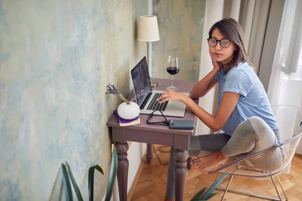 Evden Uzakta Çalışan Genç Bir Kadın Dizüstü Bilgisayarda Çalışan Serbest — Stok fotoğraf
