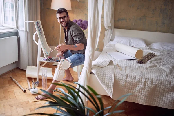 Jovem Sorridente Homem Artista Pintura Com Óleo Sobre Tela Imagem — Fotografia de Stock