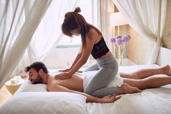 Mulher Fazendo Homem Feliz Massagem Erótica Casa — Fotografia de Stock