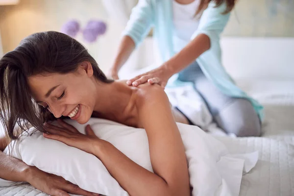 Smallend Meisje Liggend Bed Genieten Bij Mooie Massage — Stockfoto