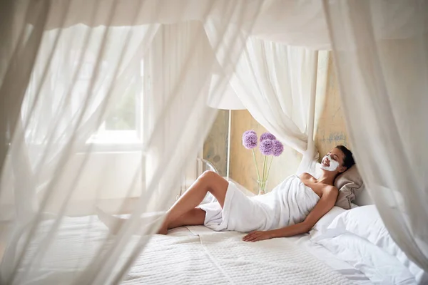 Lächelnde Junge Frau Entspannt Hause Bett Mit Maske Auf Dem — Stockfoto