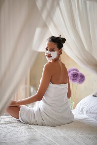얼굴에 마스크를 침대에 아침을 즐기는 아름다운 — 스톡 사진