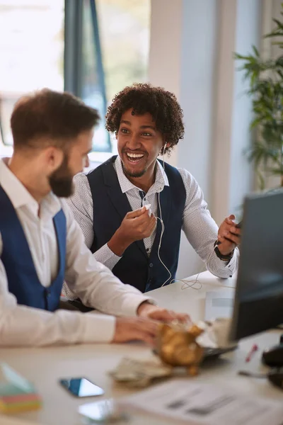 Crear Ambiente Agradable Trabajo Mediante Comunicación Jóvenes Empresarios Cargo —  Fotos de Stock