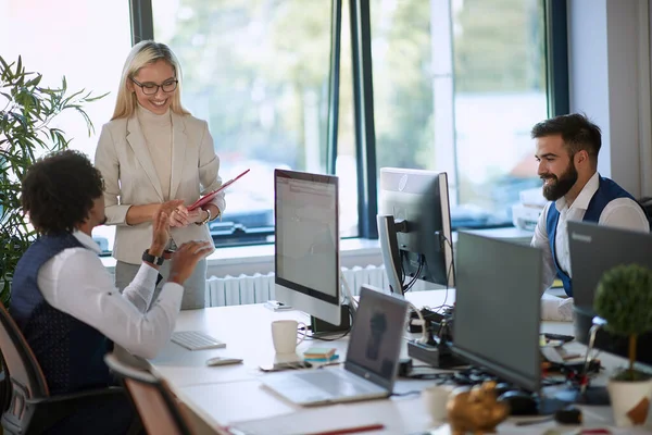 Satisfecho Joven Jefe Rubia Mujer Escuchando Ideas Empleado Sonriendo Exitoso — Foto de Stock