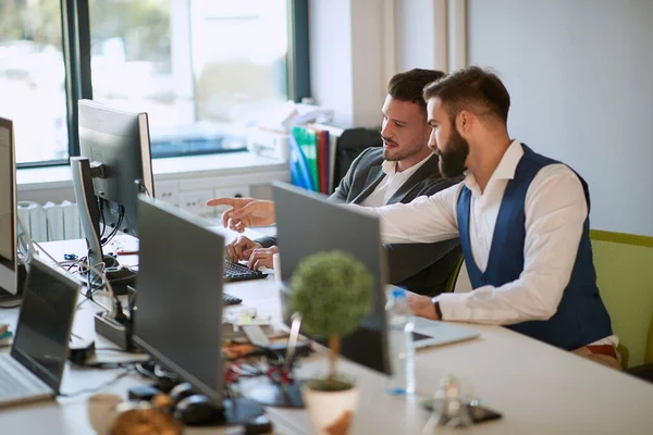 Aterrizando Una Mano Ayuda Trabajo Colegas Concepto Jóvenes Empresarios — Foto de Stock