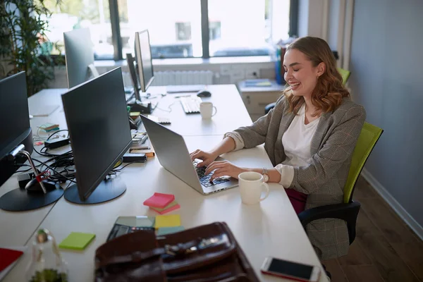 Leuke Sfeer Kantoor Wenselijk Zakenvrouw Concept — Stockfoto