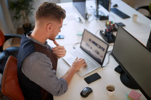 Genç Adam Ofiste Dizüstü Bilgisayarıyla Çok Çalışıyor — Stok fotoğraf