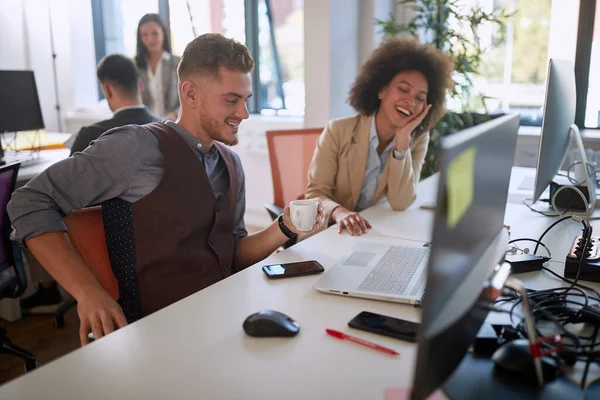 Boire Café Rire Pendant Votre Pause Travail Avec Votre Collègue — Photo