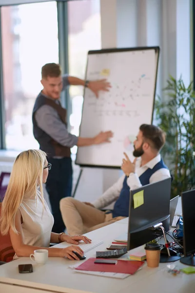 Jonge Collega Toont Plan Een Whiteboard Aan Collega Presentatie Vergadering — Stockfoto