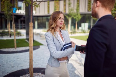 Şehir sokaklarındaki iş arkadaşları. Modern erkek ve kadın açık havada buluşuyor.