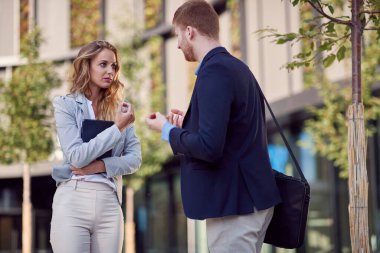  Genç iş adamları birlikte konuşuyor ve dışarıda duruyorlar..