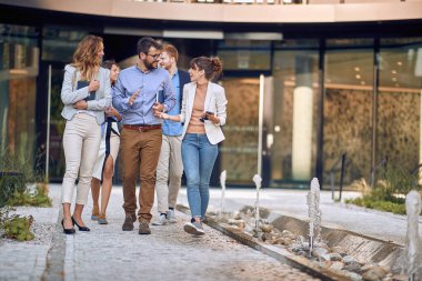 İş günü. Genç iş adamları kahve molasına çıkıyor..