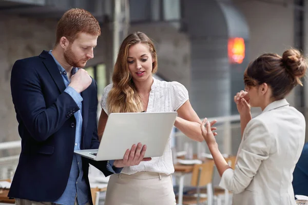 Lavorare Insieme Progetto Giovani Colleghi Affari Che Lavorano Computer — Foto Stock