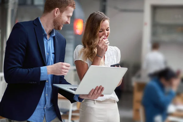 Usmívající Podnikatelé Pracují Notebooku Společně Modern Young Business Team — Stock fotografie