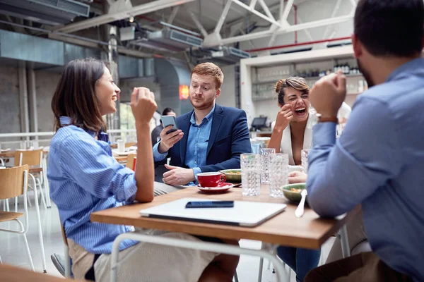 Incontro Affari Bar Giovani Sorridenti Pranzo Lavoro — Foto Stock