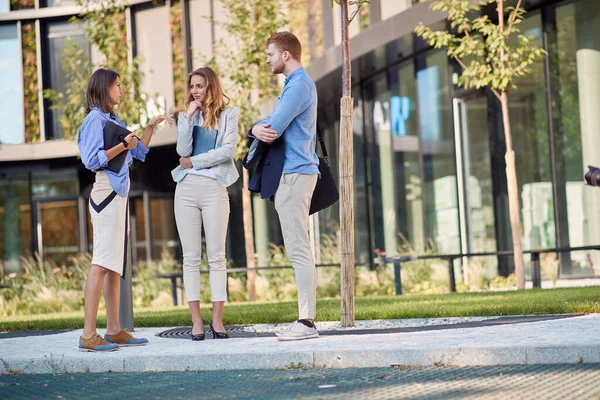 Zakenmensen Praten Break Outdoor Samen — Stockfoto